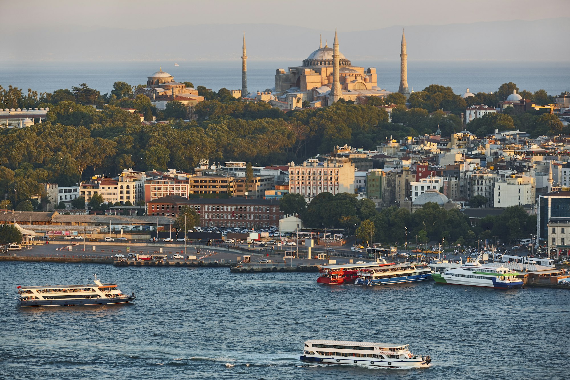 Panoráma Istanbulu s Hagia Sofia na brehu Bosporu