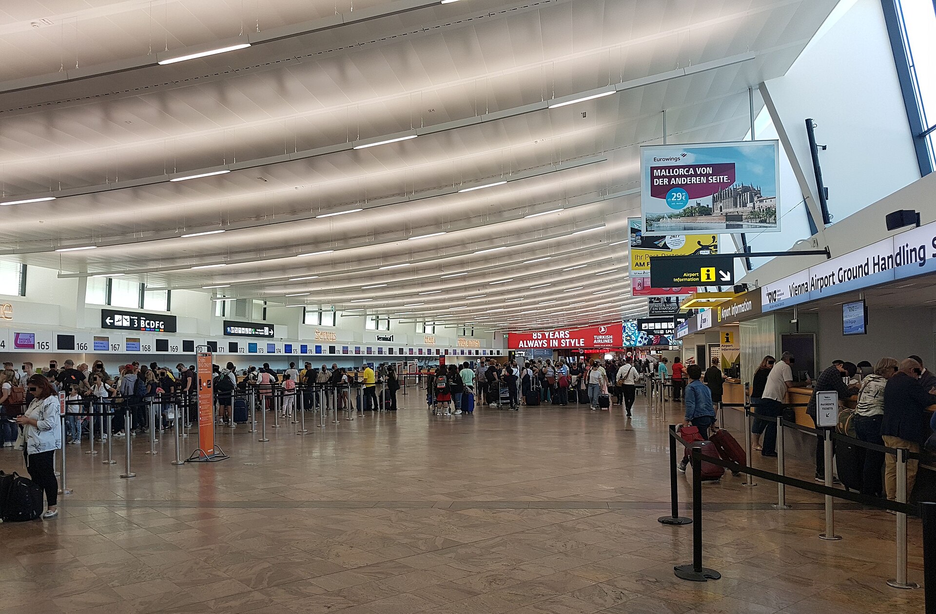 Odletová hala letiska Viedeň Schwechat pred odletom do Istanbulu