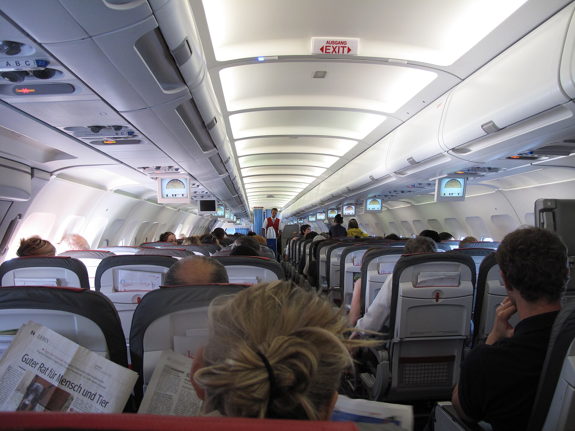 Sedadlá v kabíne lietadla Austrian Airlines pohľadom cestujúceho