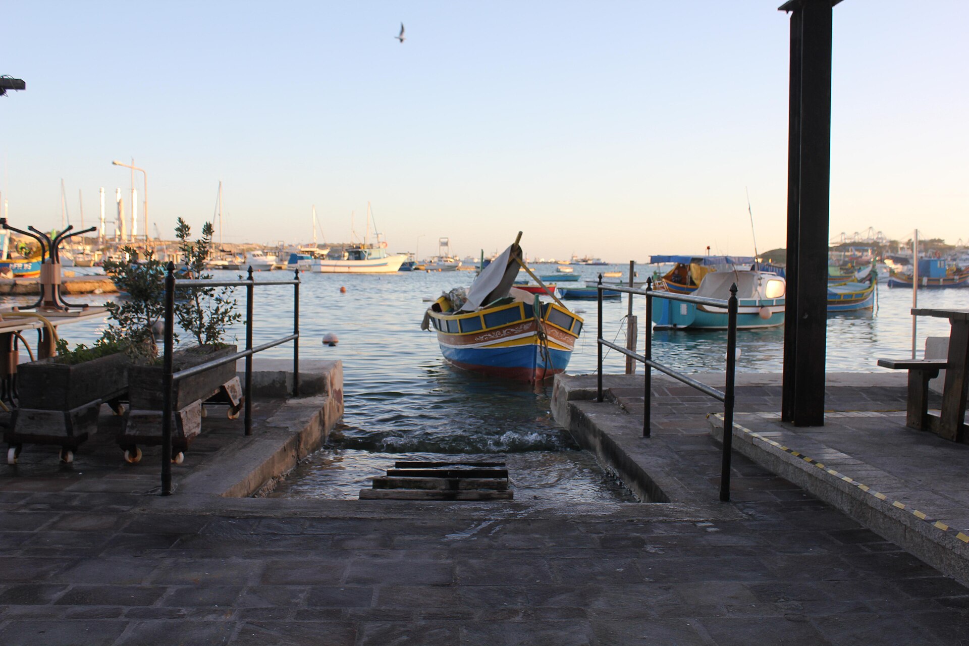 Farebné rybárske loďky luzzu v prístave Marsaxlokk
