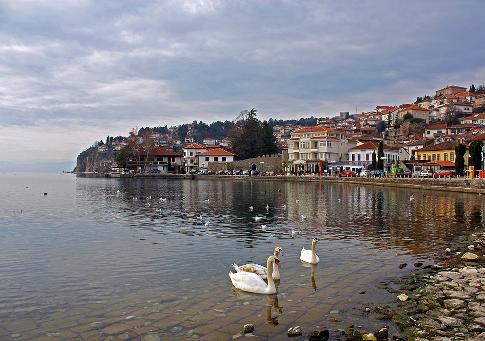 Staré mesto Ohrid nad hladinou Ohridského jazera