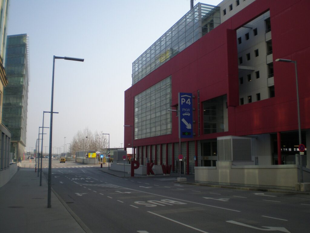 Parkovací dom P4 na letisku Viedeň Schwechat, kde sídli Car Rental Center