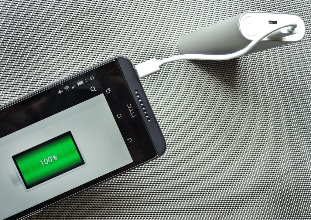 Nabíjanie smartfónu z powerbanky cez USB kábel