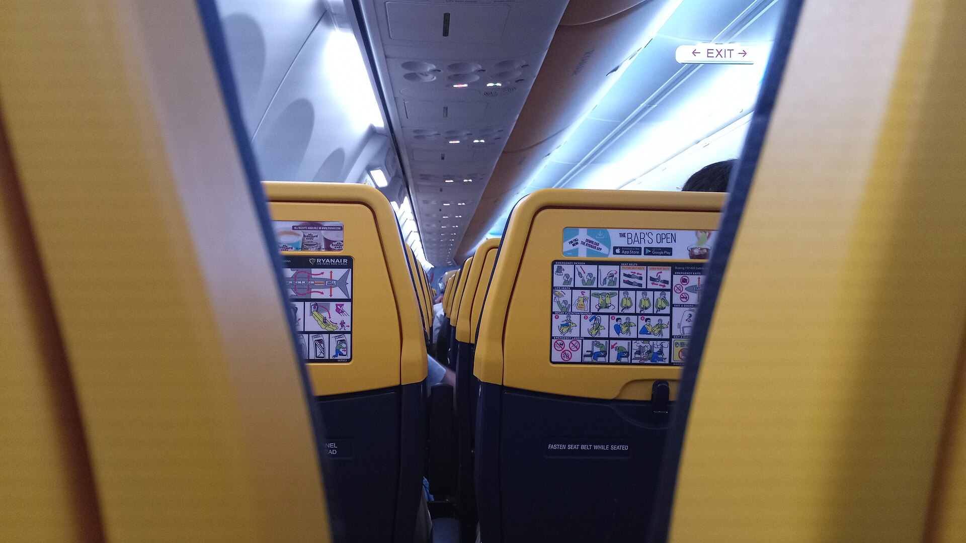 Interiér kabíny Boeingu 737 spoločnosti Ryanair s radmi sedadiel