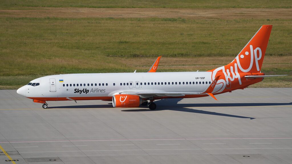 Boeing 737 spoločnosti SkyUp Airlines na letisku