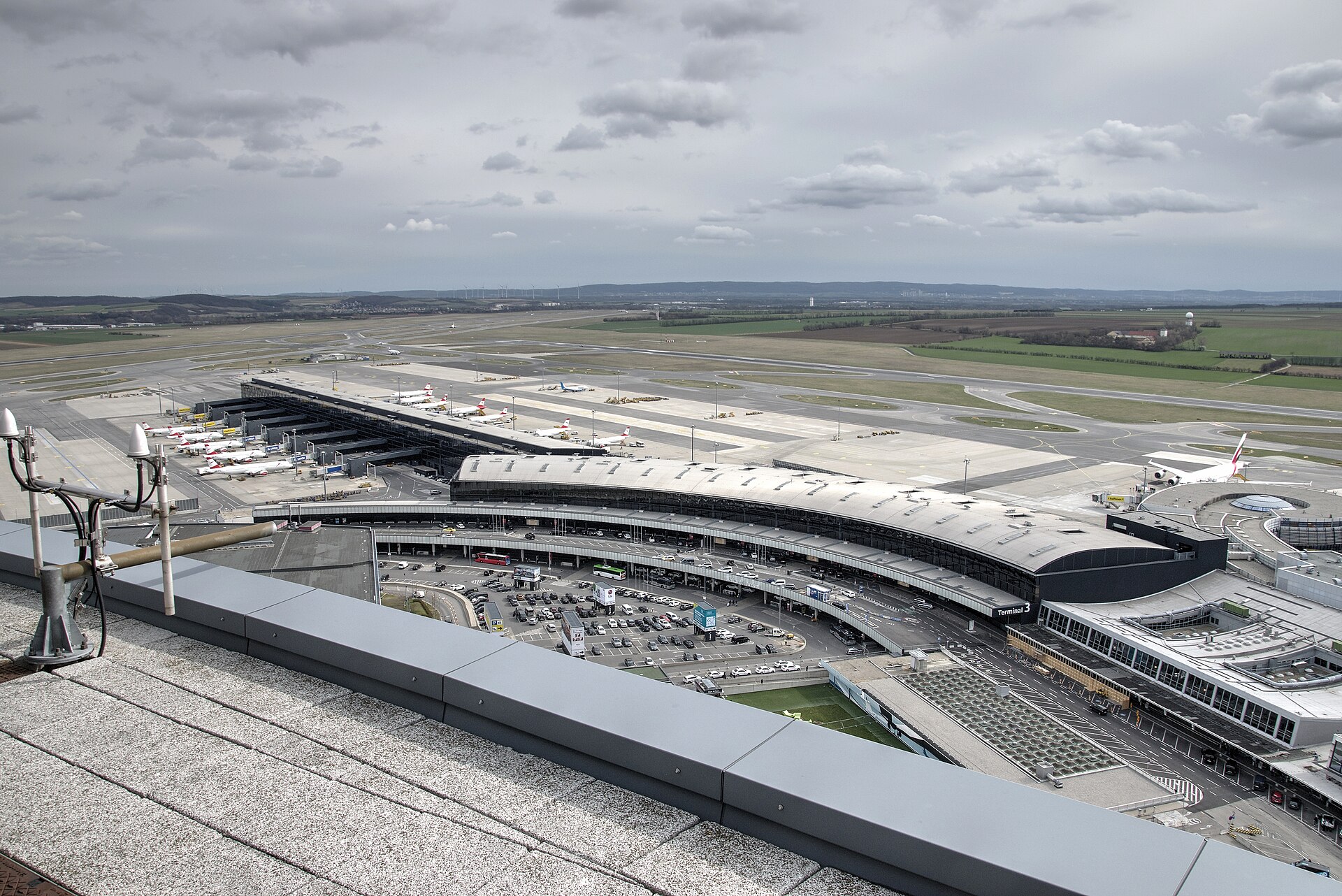 Terminál 3 a Pier Nord na letisku Viedeň z riadiacej veže